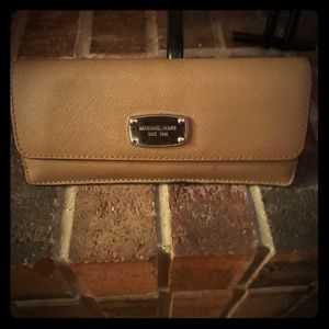 Michael Kors ran wallet